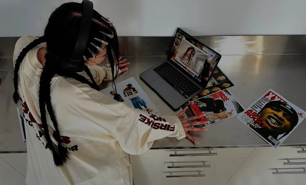 mujer joven enfocada en su computadora